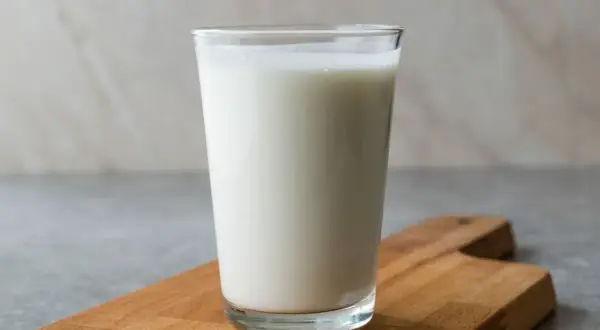 Maślanka czy kefir na odchudzanie – co lepiej wspiera utratę wagi?